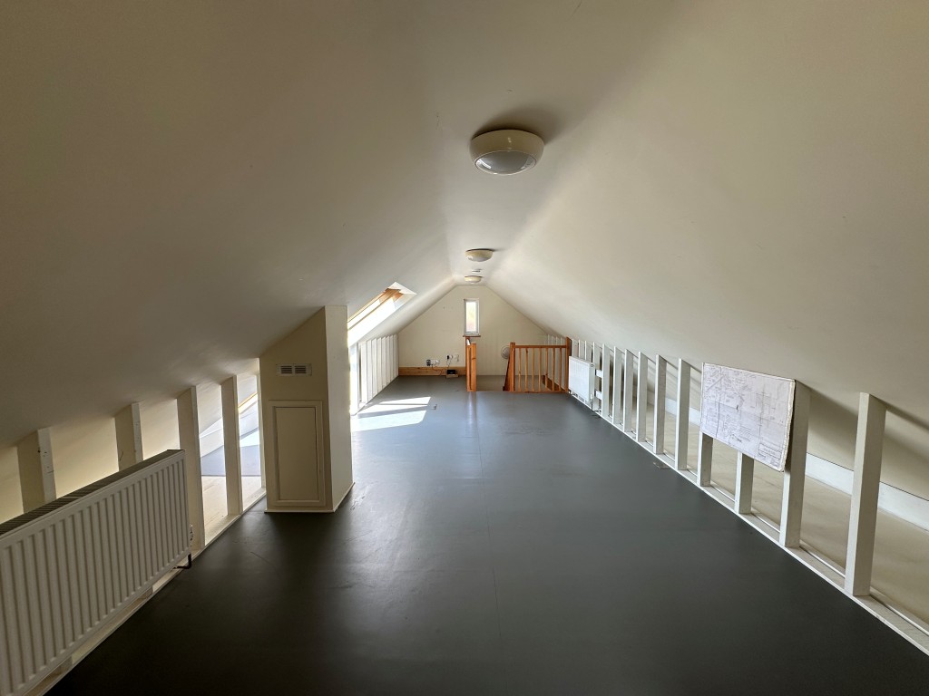 Lot: 125 - THREE-BEDROOM DETACHED HOUSE WITH POTENTIAL - Top Floor Loft/ Studio space